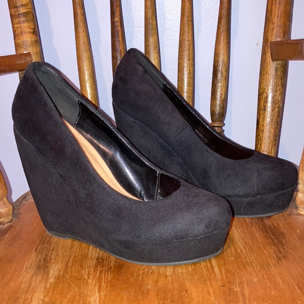 Call It Spring suede-like size 7 wedge shoe